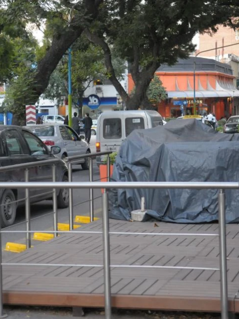La municipalidad empezó a remover decks de bares en la capital de Tucumán