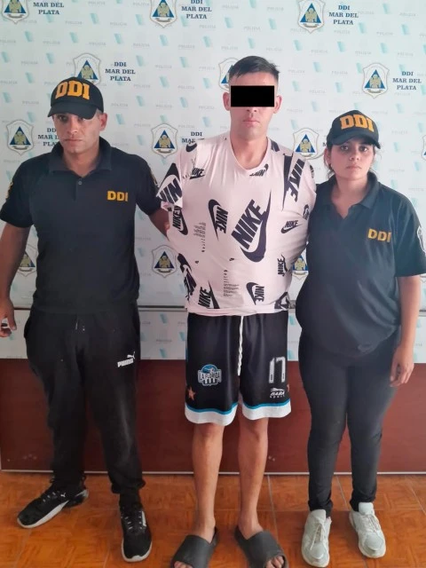 Policías disfrazados de vendedores ambulantes detienen a un prófugo en la playa