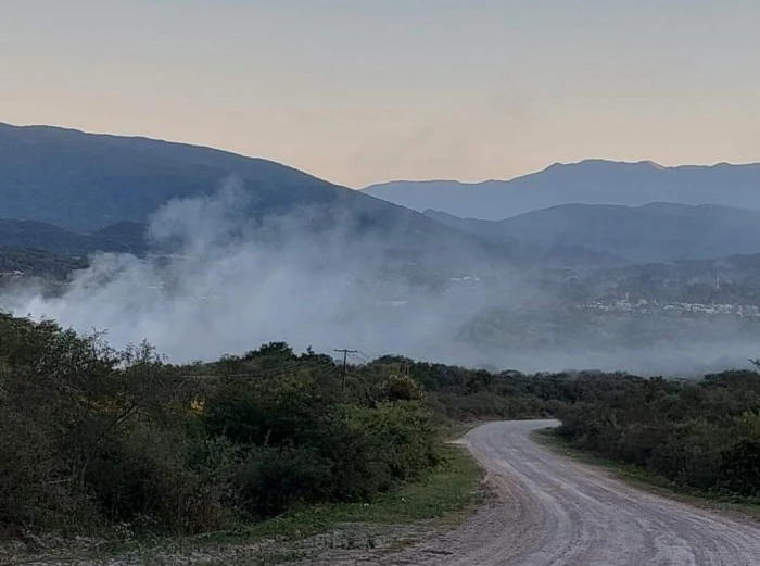 Cuando el basural de San Pedro de Colalao se prende fuego, la columna de humo puede observarse desde lejos.